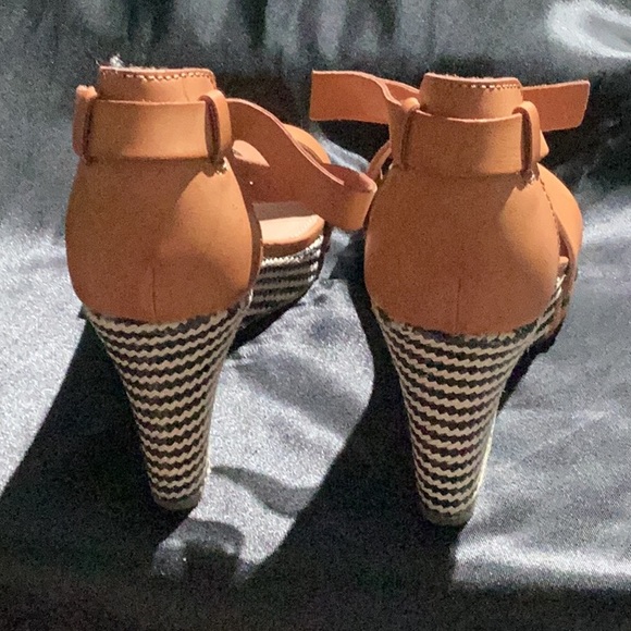 Women’s Report brand sandals size 7.5 tan with black and beige braided wedge - Picture 3 of 4